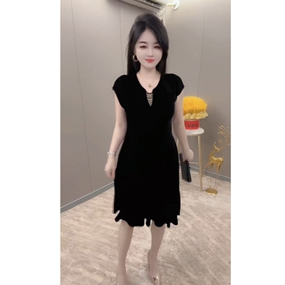 欧货金丝绒连衣裙女2025夏时尚洋气高级感气质显瘦短袖丝绒连衣裙
