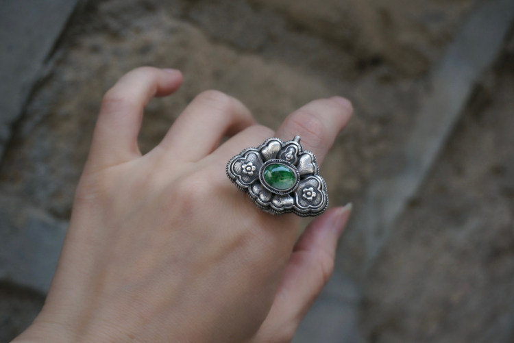 云起设计。清代镶宝老银帽花翡翠可开合香囊麻花开口925银戒指
