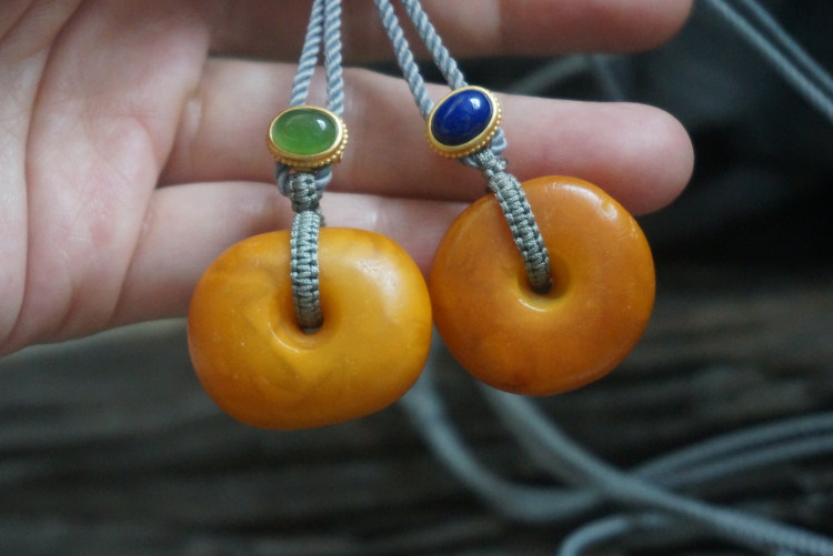 云起设计。银镀金镶宝碧玉青金石清代古董老蜜蜡饼项链毛衣链