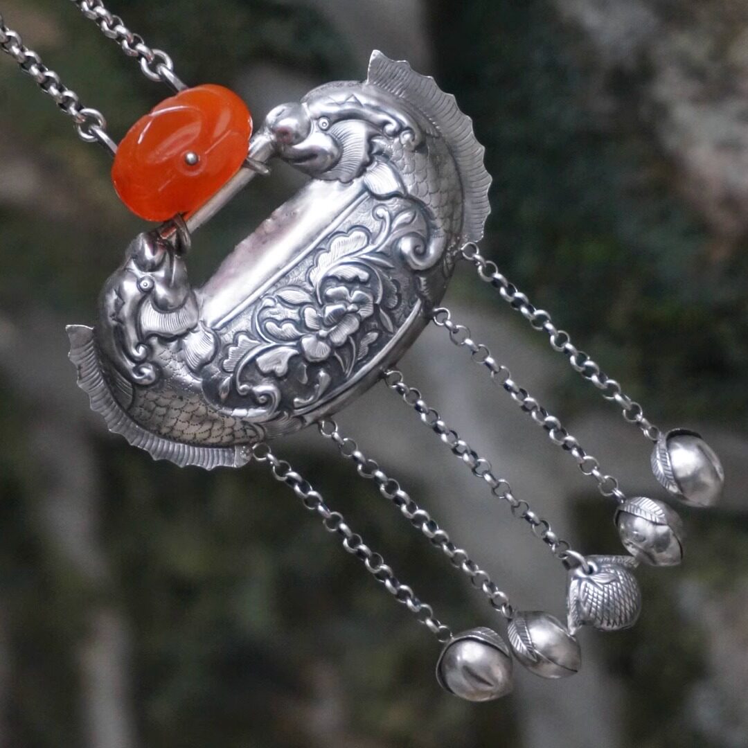 云起收藏。锁形少见的清代牡丹花篆字双龙老银锁老玛瑙扣头项链