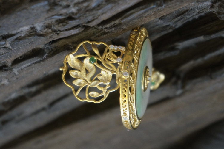 云起收藏。清代老翡翠平安扣设计款翡翠银镀金香囊吊坠 双面可戴