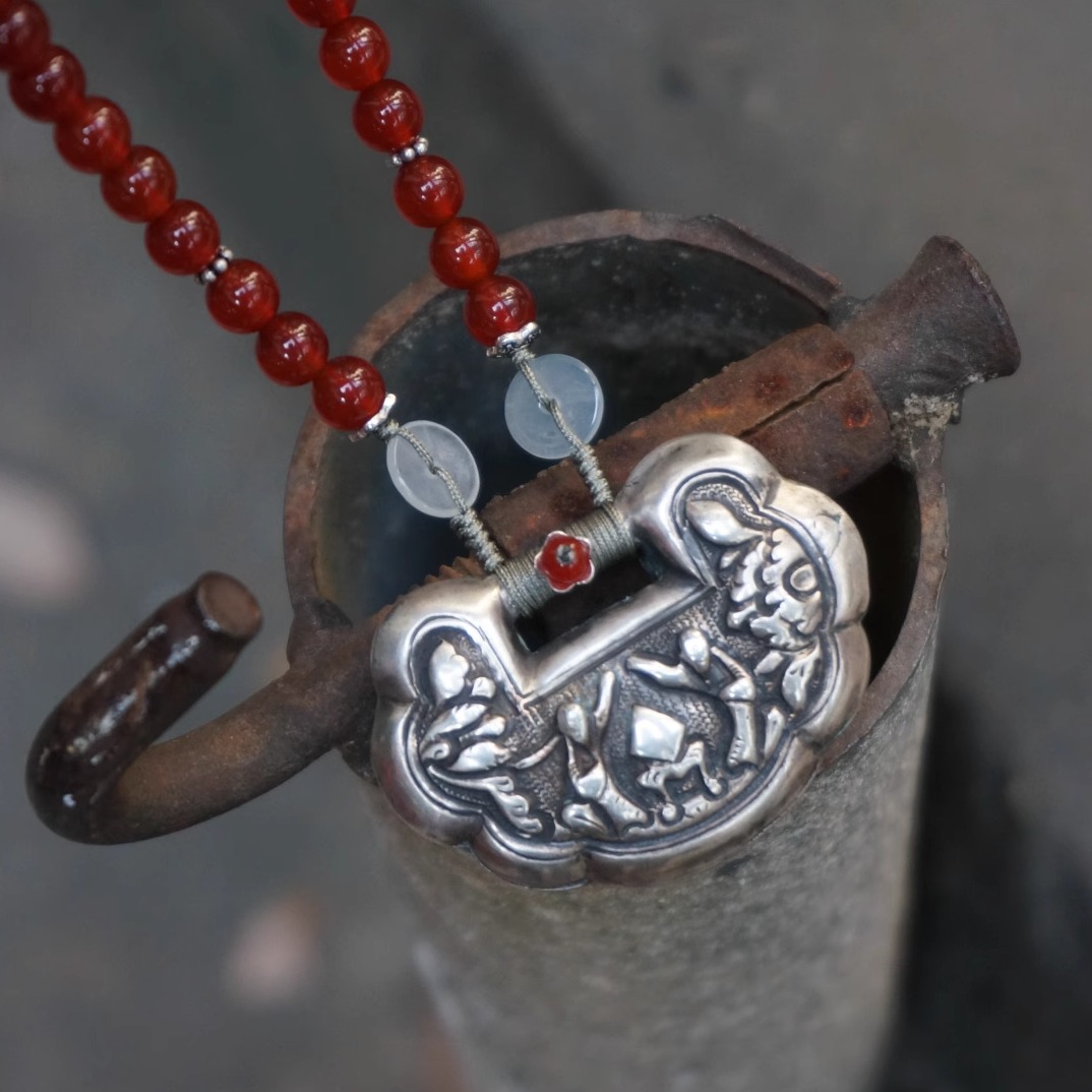 云起原创。清代古董人物老银百家锁设计款红玛瑙手工项链毛衣链