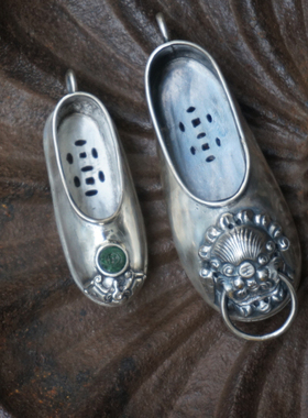 云起。清代老银虎头兽首福在眼前老翡翠蝙蝠设计款绣花鞋吊坠滴溜