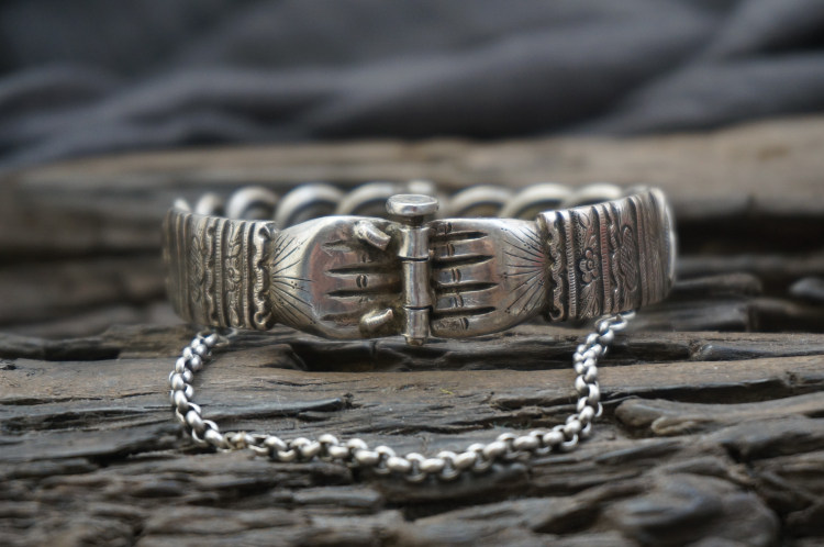 云起收藏。清代古董福建特色拳头绞丝麻花錾刻花卉老银手镯