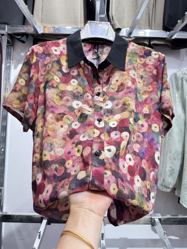 宽松上衣撞色翻领碎花衬衣
