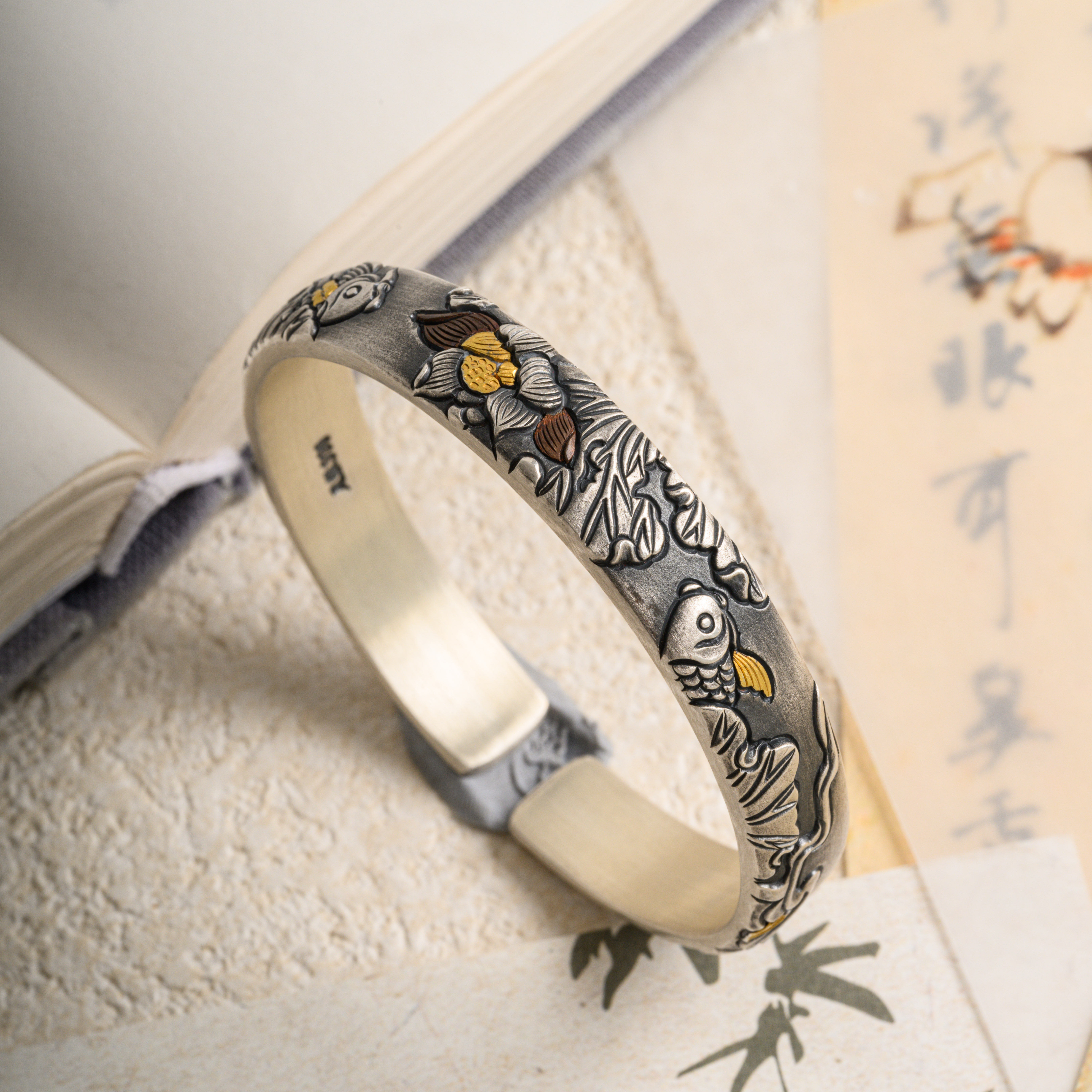 足银999纯手工錾刻金银错福运荷花国风手镯约57克