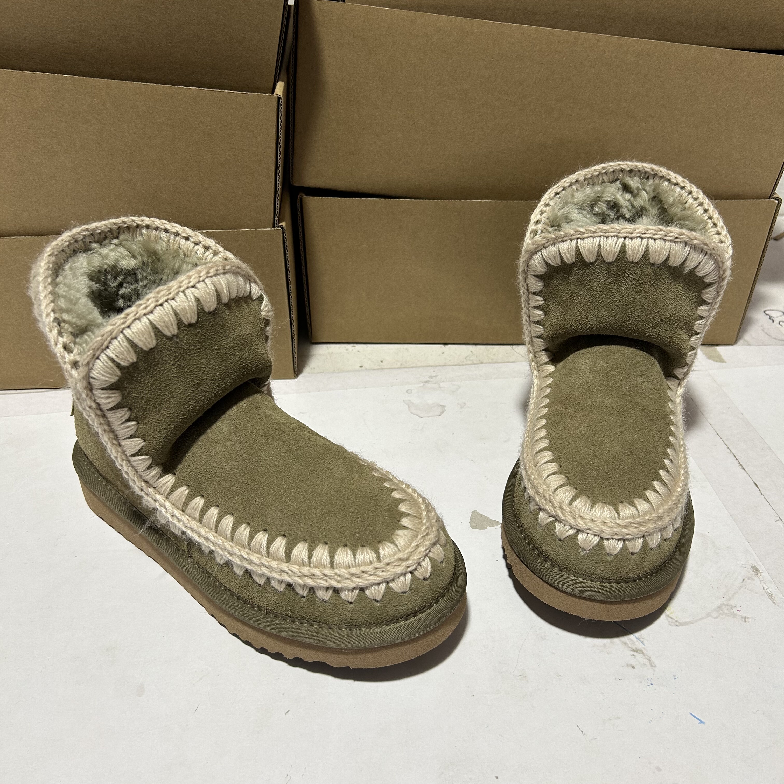 MOU雪地靴2025新短靴女士雪地靴棕色经典羊皮毛一体材质毛线编织