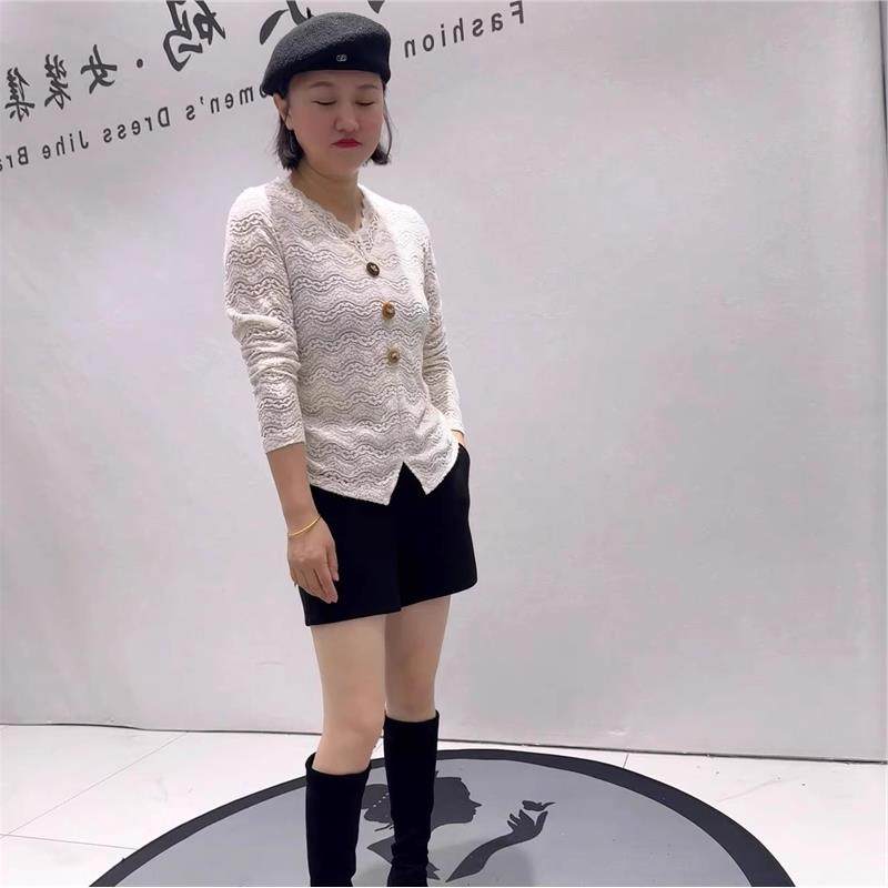 女权贵族时尚大码时尚衫2026春装V领蕾丝衫加大码打底衫打底1390