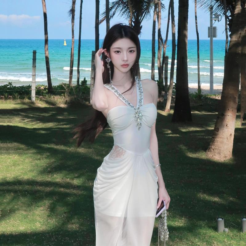 白色挂脖连衣裙法式高级感气质生日礼服重工镶钻纯欲名媛包臀裙子