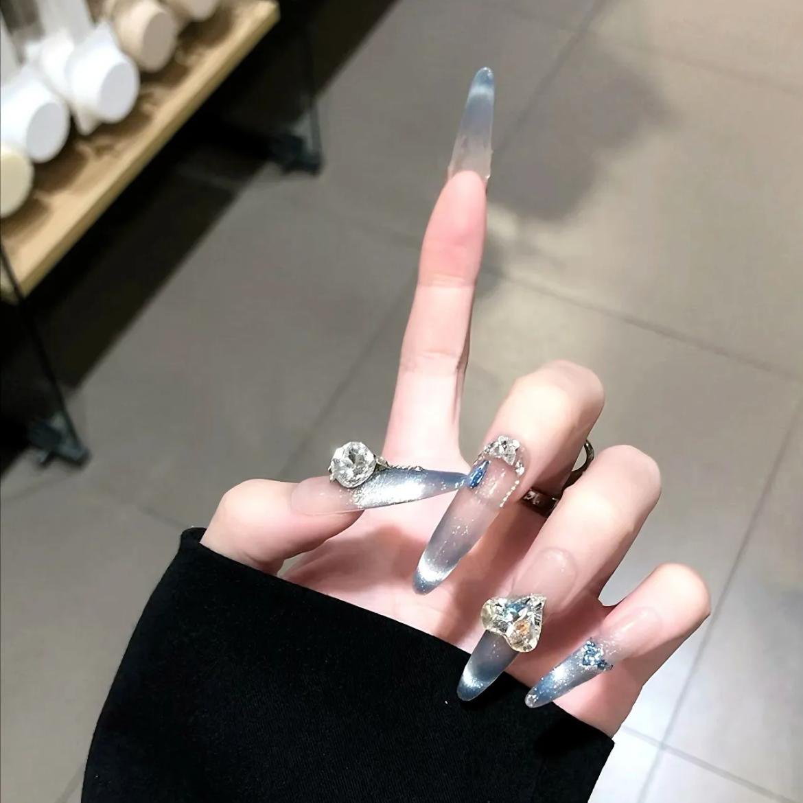 璀璨歪心钻法式蓝色猫眼穿戴甲