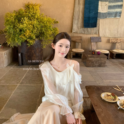 AS OFFICIAL-光自觉矜贵·珠光荷叶边斜肩蝴蝶吊带小衫(26年早春)