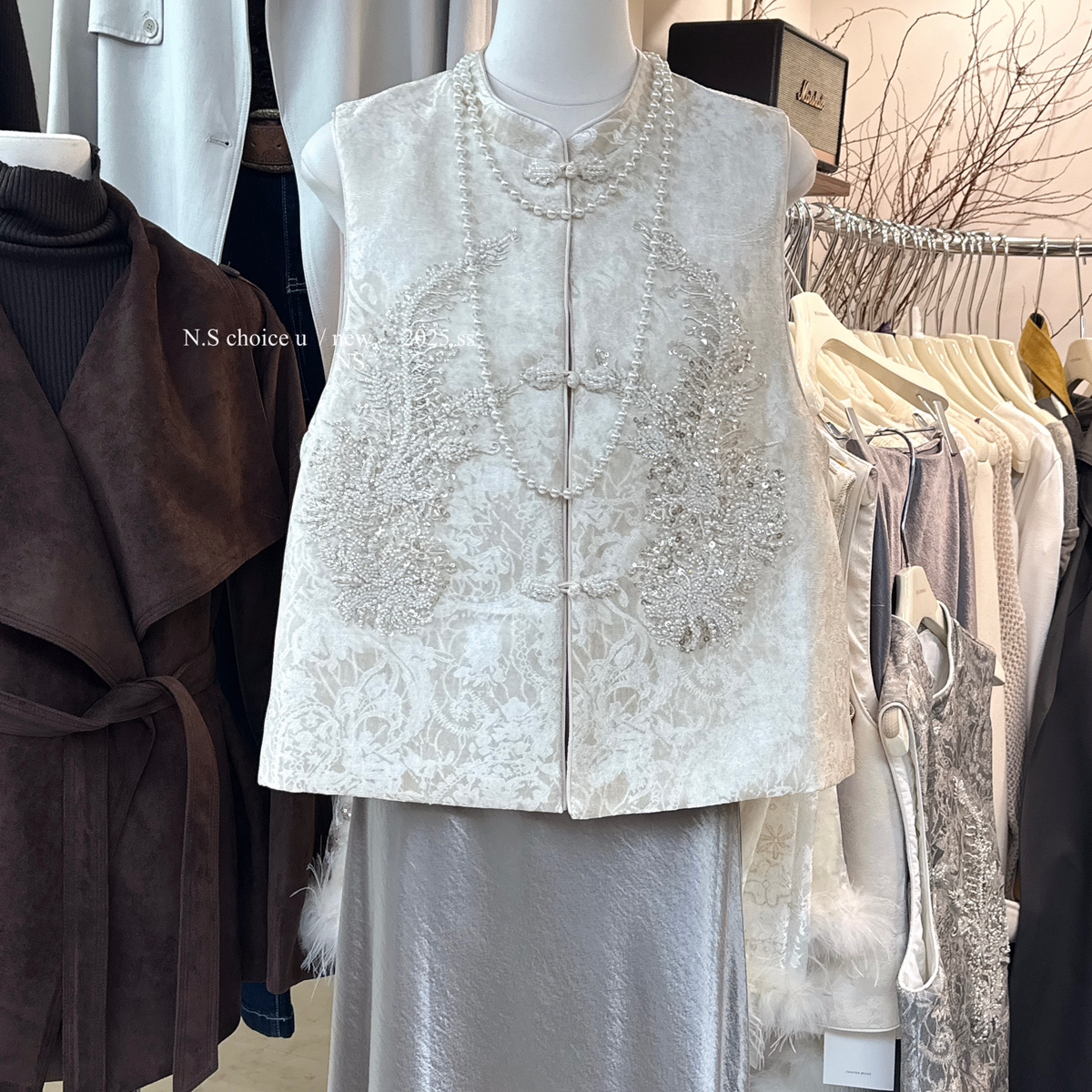 NS CHOICE U-式气质重工暗纹刺绣订珠盘扣夹棉国风马甲(不含项链)