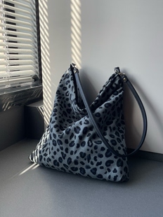 小众甜酷灰蓝灯芯绒豹纹单肩包托特包布袋子女包包高级 2026春新款