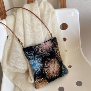 秋冬新款小众文艺刺绣烟花小斜挎包包女小方包手机收纳布袋子拉链