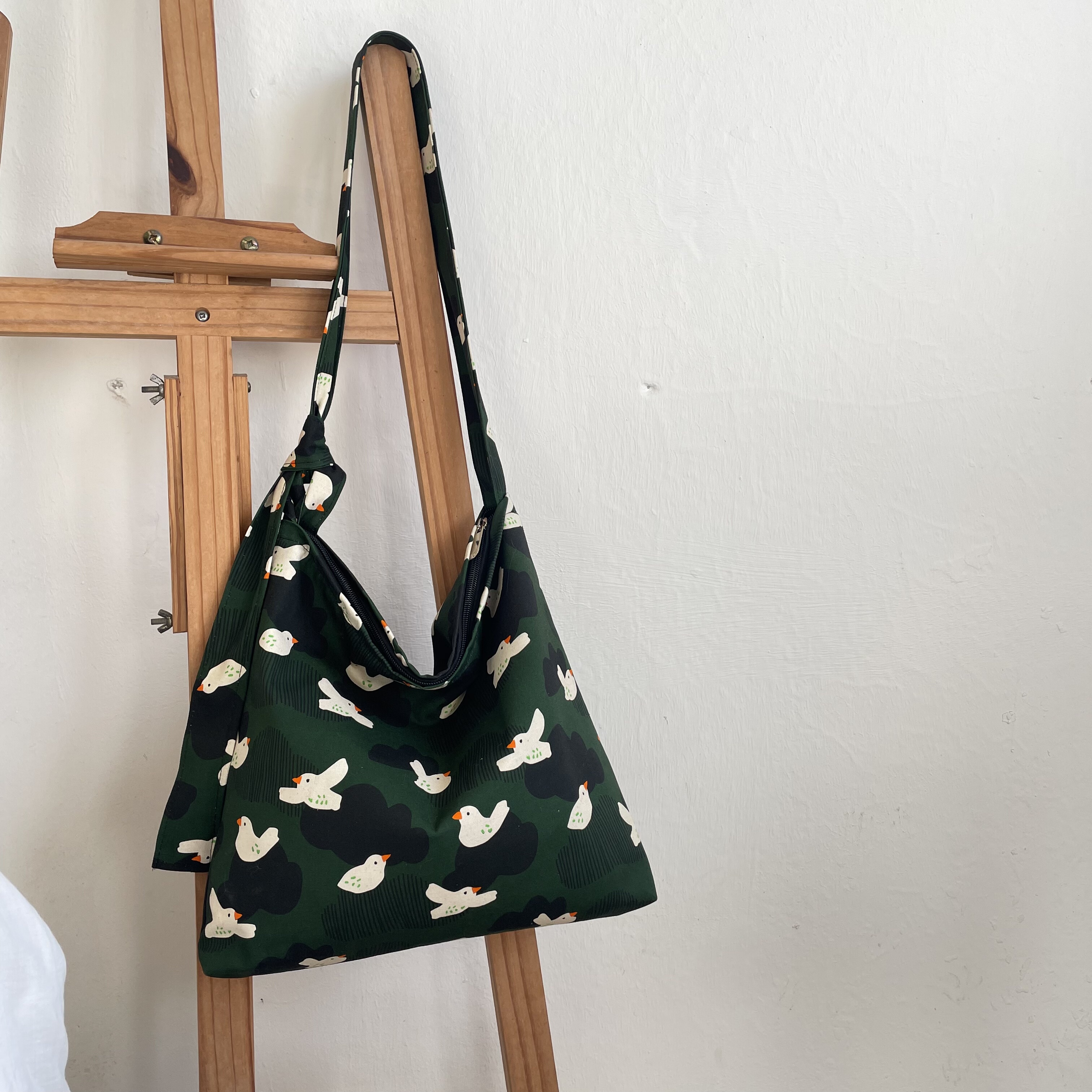 2025秋新款文艺小众墨绿和平鸽帆布斜挎包卡通单肩休闲包包女书包