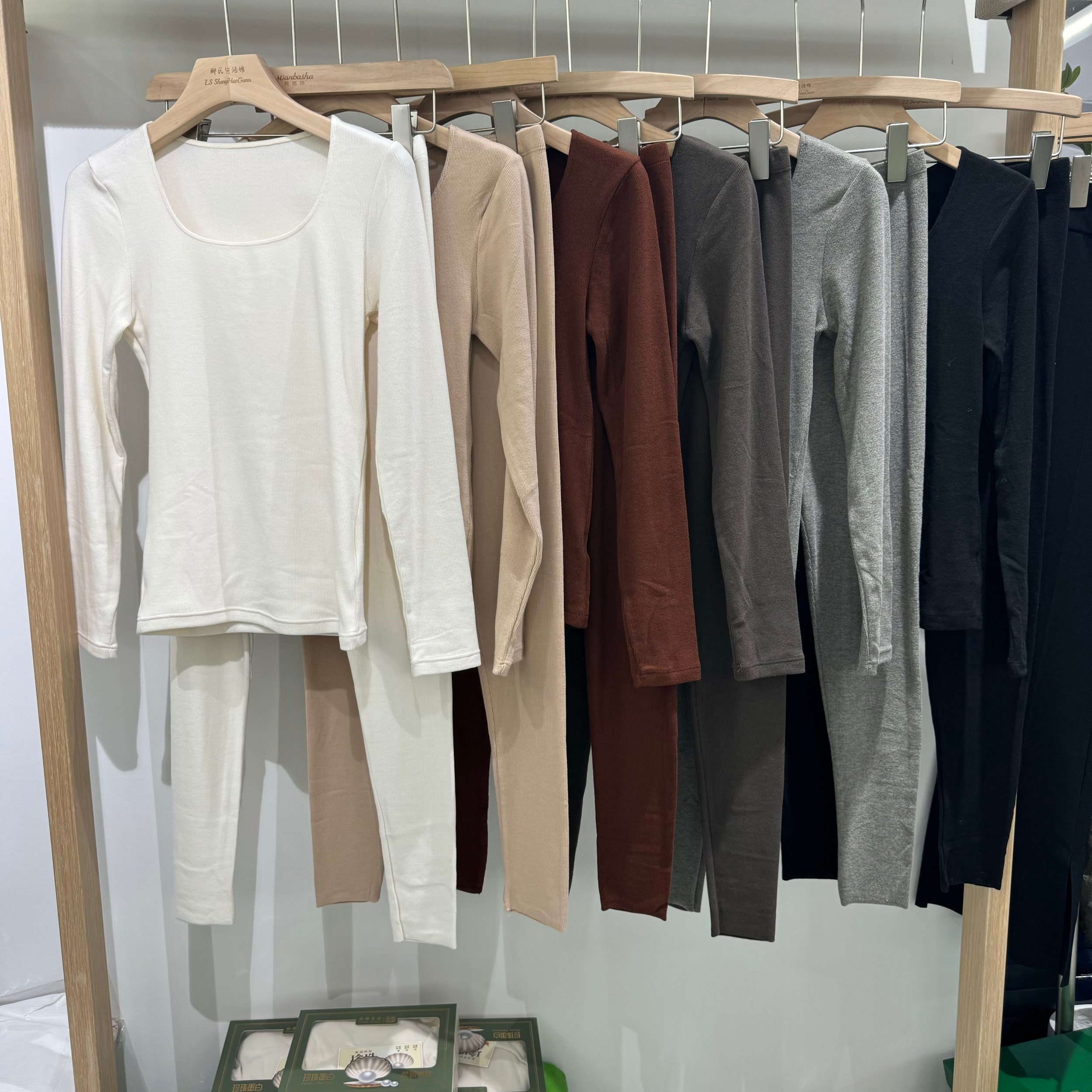 冬美月馨65150螺纹羊绒蛋白磨毛方领保暖套装贴身舒适秋衣秋裤女