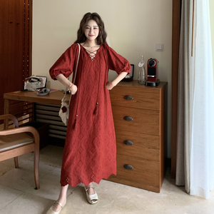 西域风情复古玫瑰红色刺绣连衣裙女春季2025新款宽松休闲中长款裙图片