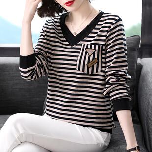 休闲V领大码宽松女式长袖t恤2026春季新款妈妈百搭春天条纹打底衫