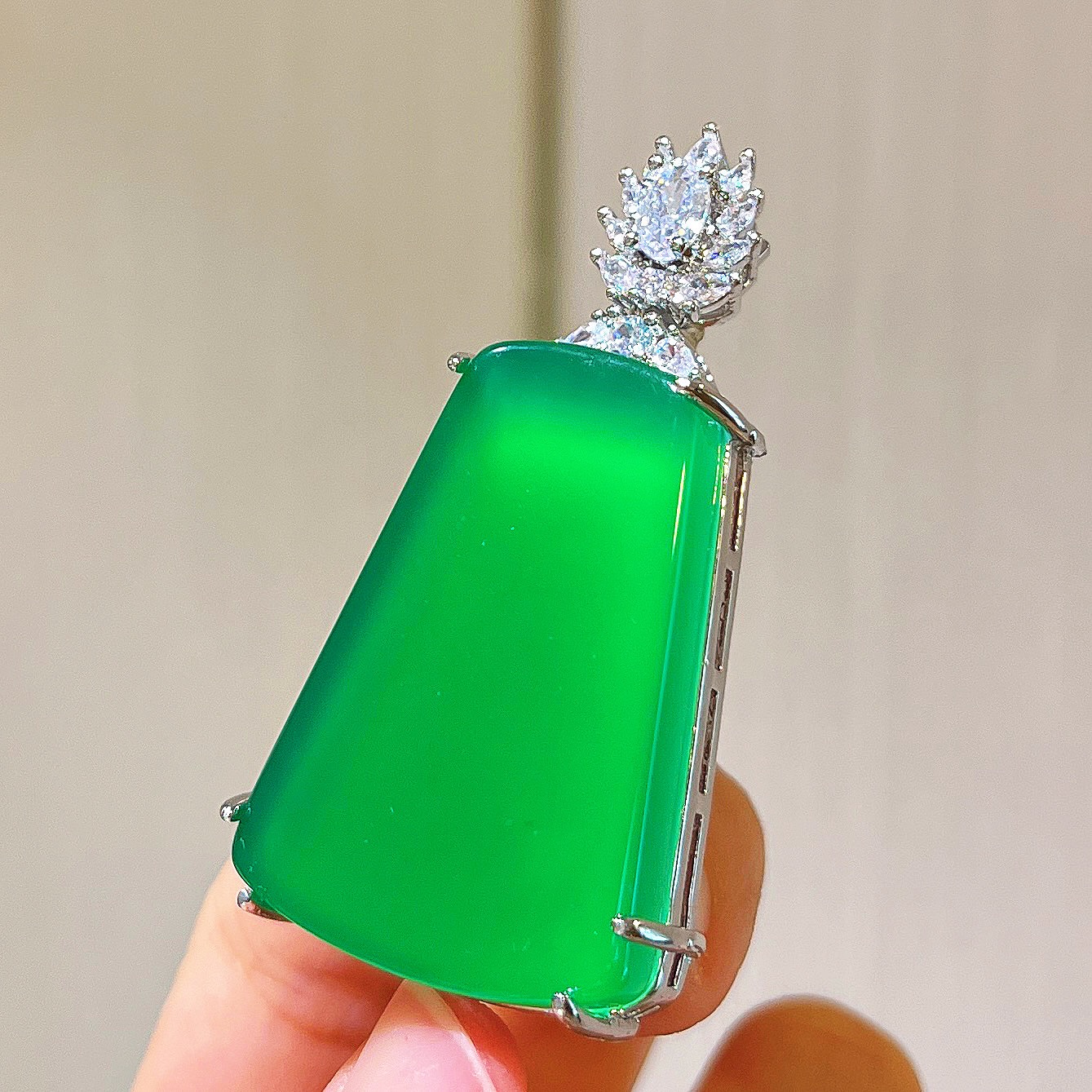 2025新款轻奢冰透起光高品质帝王绿绿玉髓玛瑙无事牌大吊坠送链子