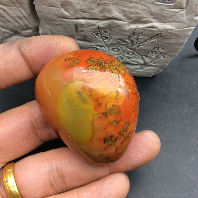 精美天然宣化上古战国红玛瑙收藏款随形草花抛光原石手把件包邮