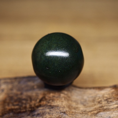 西亚千年阿契美尼德 深色鸡肝绿老玛瑙圆珠19x18.2 磕碰瑕疵 好价