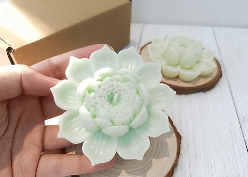 拜佛点上一盏清香静心增运