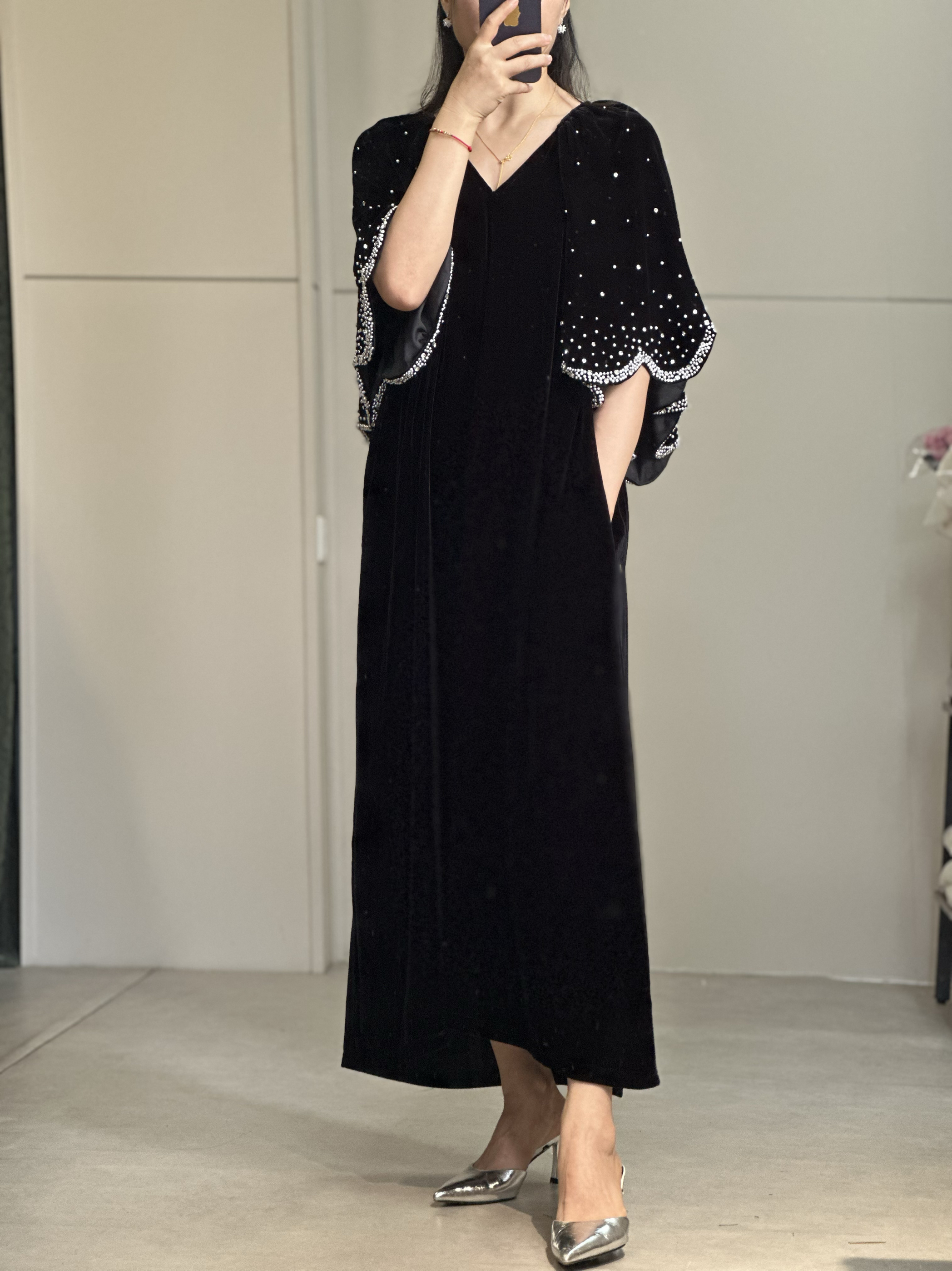 （心里）琳烺红标了然2025早秋v领真丝绒订珠短袖宽松显瘦长裙