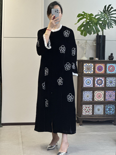 琳烺红标了然2025秋冬新款真丝绒重工钉珠宽松开衫外套显瘦连衣裙