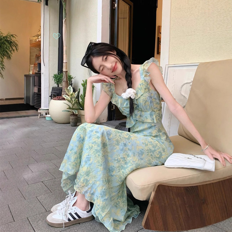 茶歇法式碎花吊带连衣裙女夏季2025新款修身显瘦海边度假沙滩