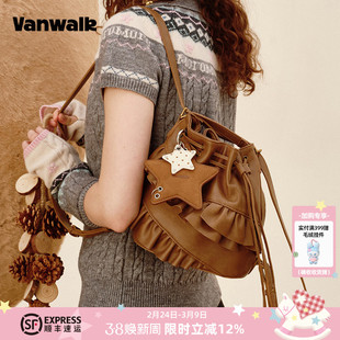 VANWALK松果部落 新款小众裙边流浪包水桶包女单肩斜挎通勤双肩包