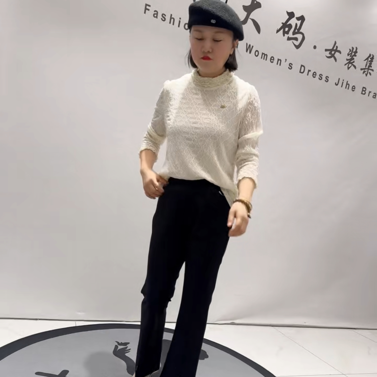 5381芮娜依莲2026春新款加肥加大码女装通勤立体剪裁显瘦微喇裤子