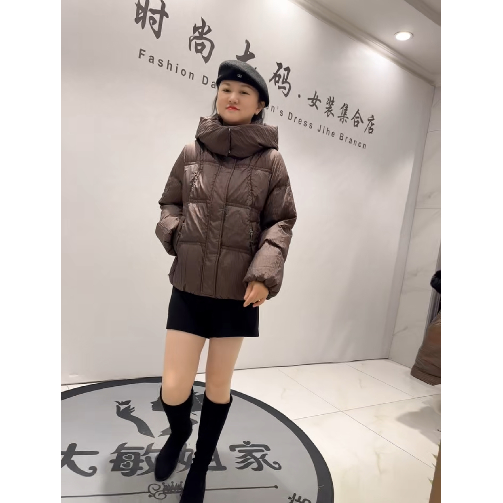 9011芮娜依莲冬新款加肥大码女装通勤立体剪裁保暖连帽90绒羽绒服