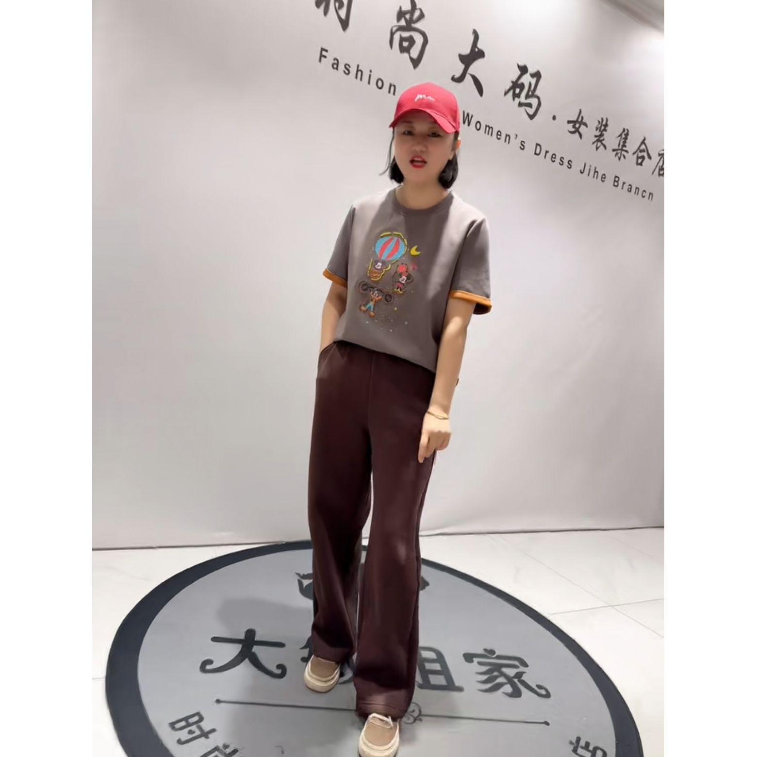 2323针丝缘子汇2026春季新款加肥加大码女装通勤刺绣半袖T恤小衫