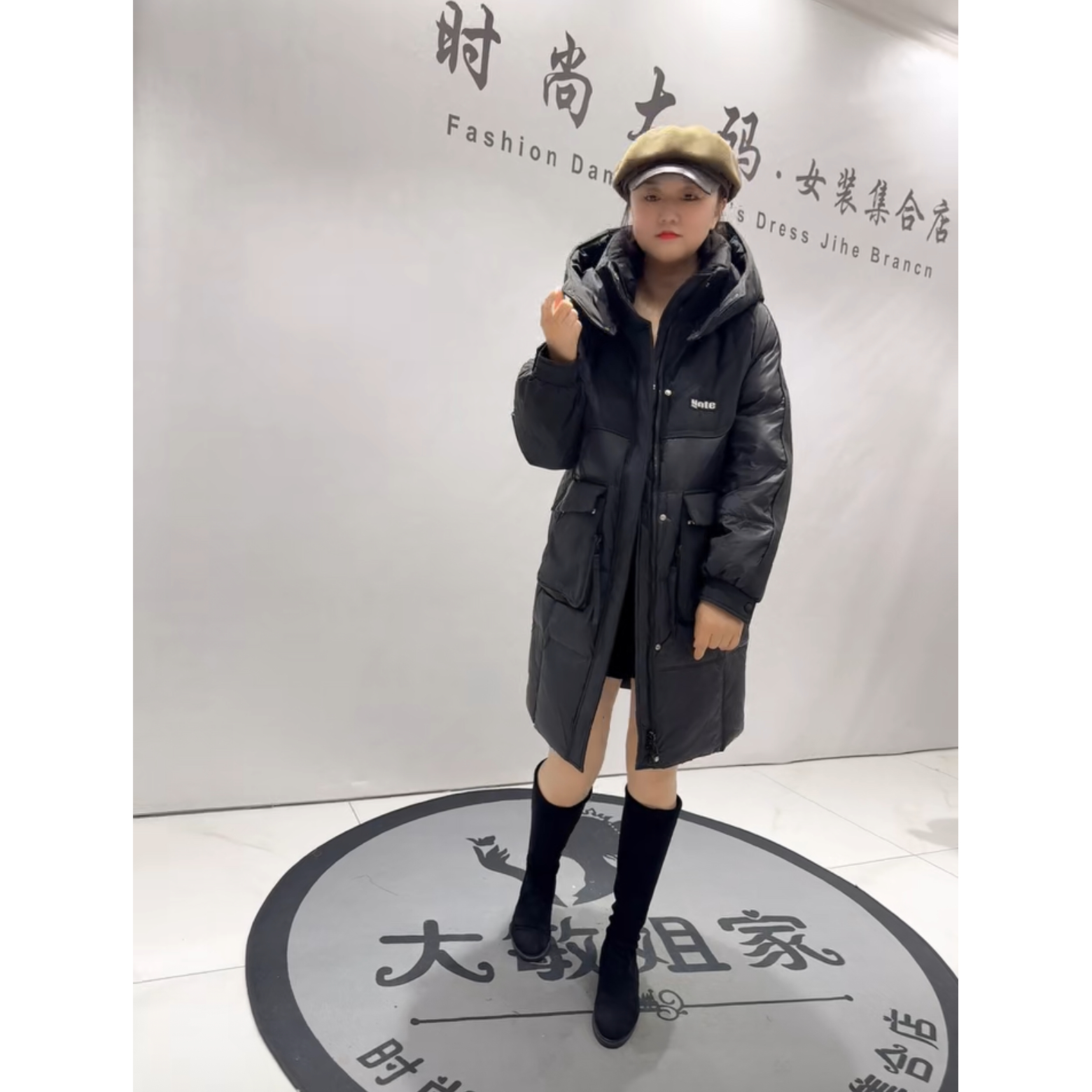 9801芮娜依莲冬新款加肥加大码女装通勤立体剪裁连帽保暖羽绒服