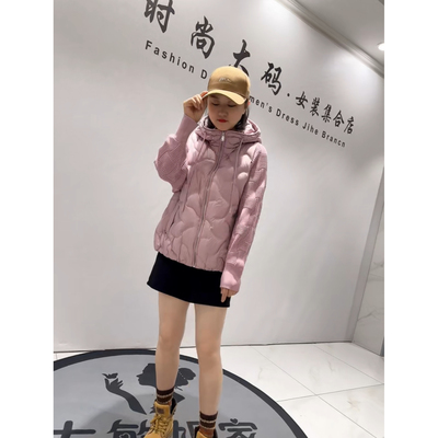 9411芮娜依莲秋冬新款加肥大码女装通勤立体剪裁连帽针织袖羽绒服