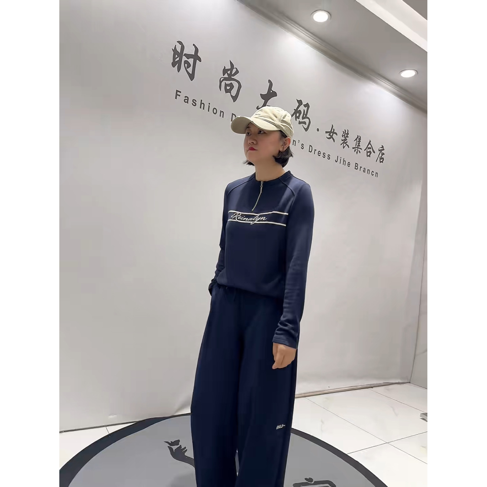 芮娜依莲3749秋冬新款加肥大码女装胖妹妹半拉链字母简约长袖上衣