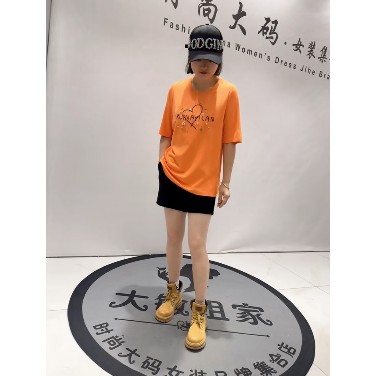 5302-1芮娜依莲2026春新款加肥大码女装通勤立体剪裁串珠T恤小衫