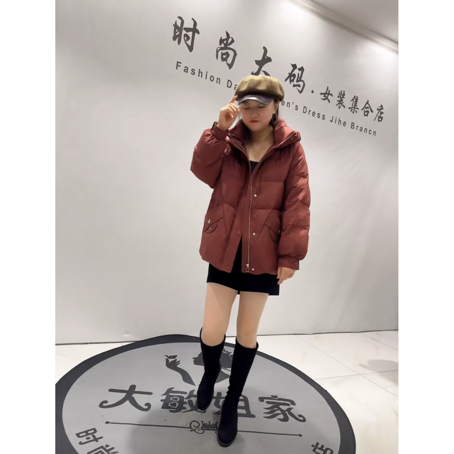 9822芮娜依莲冬新款加肥大码女装通勤立体剪裁连帽烫钻保暖羽绒服