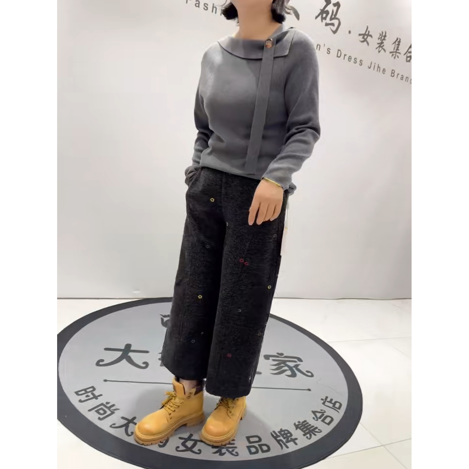 8336女权贵族2026春新款加肥加大码女装通勤立体剪裁刺绣毛呢裤子