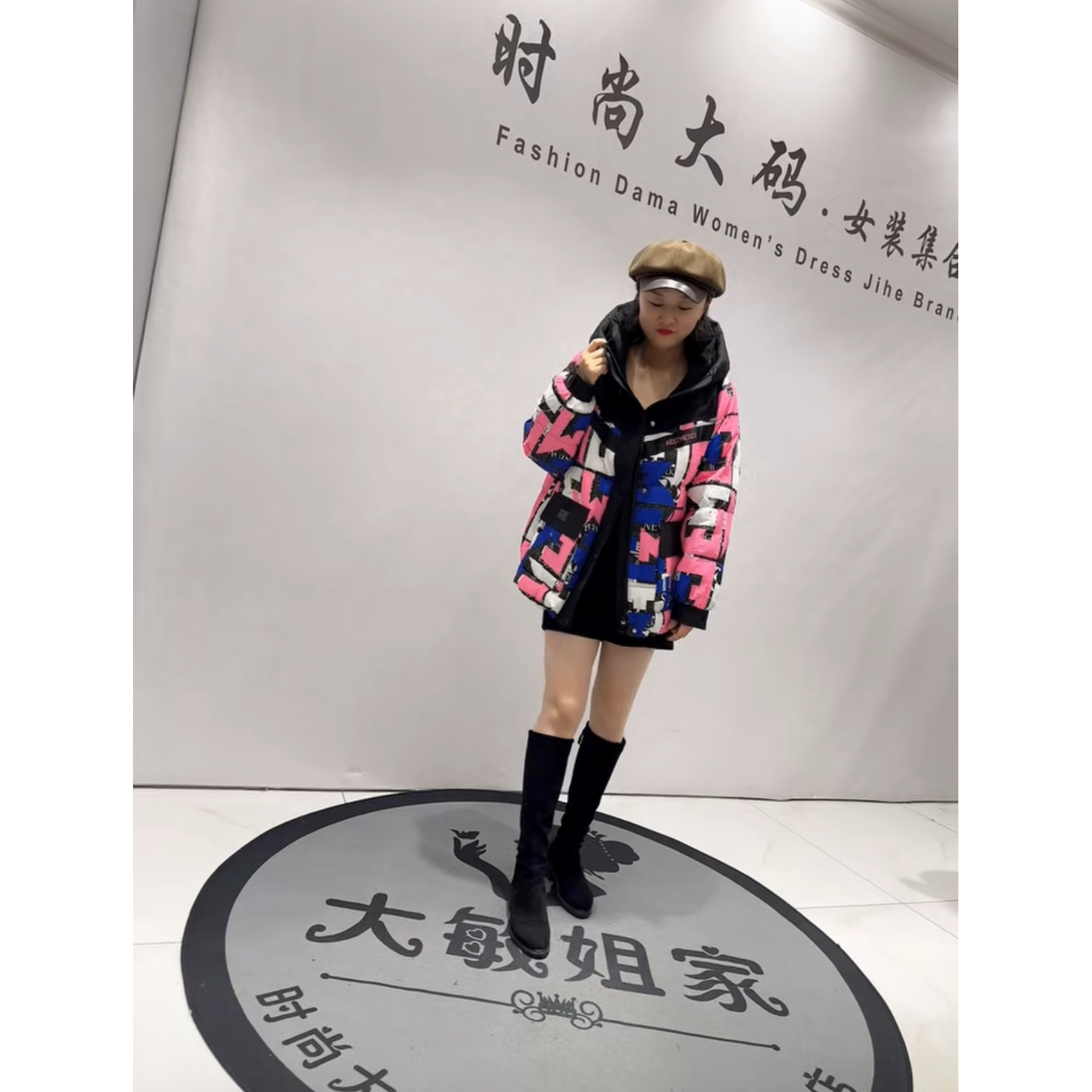 9802芮娜依莲冬新款加肥大码女装通勤立体剪裁连帽加厚保暖羽绒服