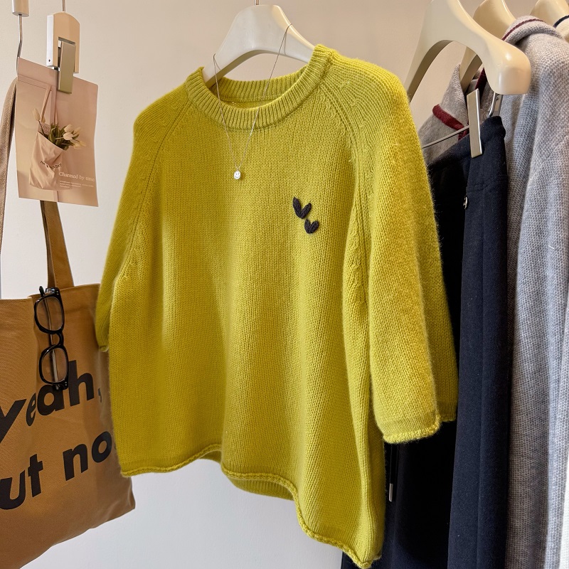 两个爱心刺绣山羊绒绵羊毛毛衣