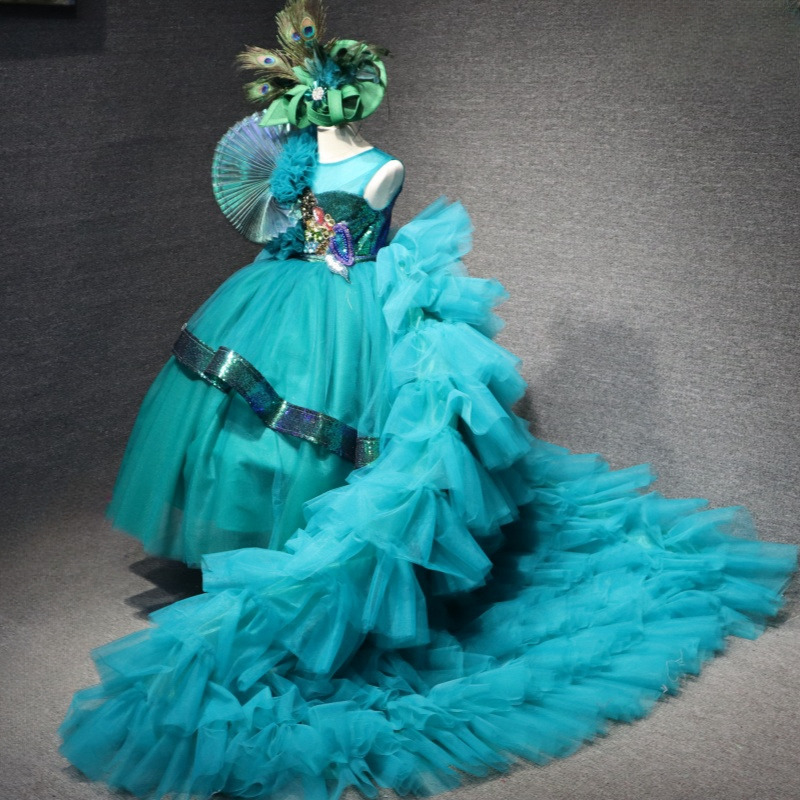 绿色拖尾走秀礼服欣入荷