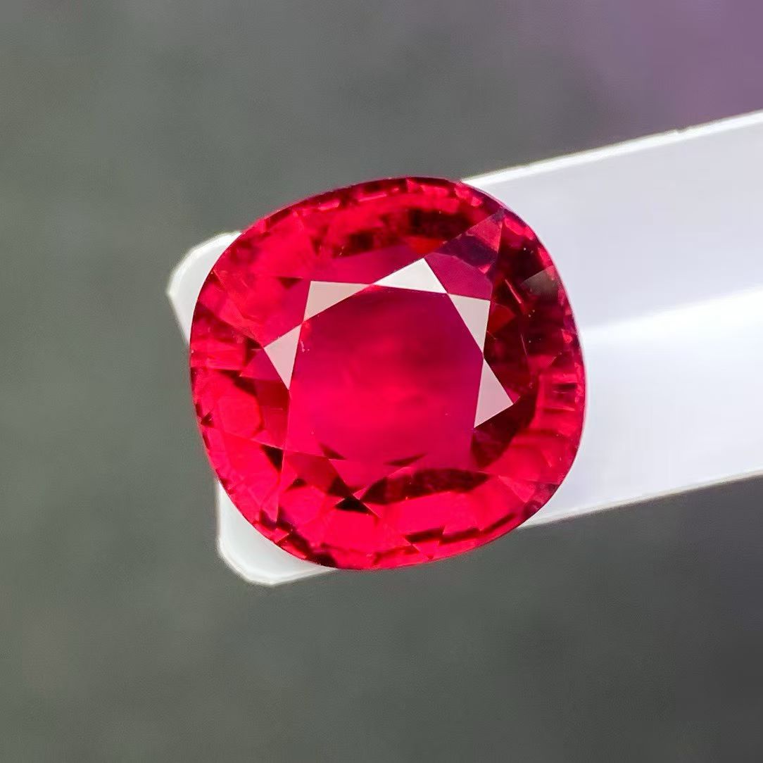 16.87克拉天然卢比莱碧玺戒面