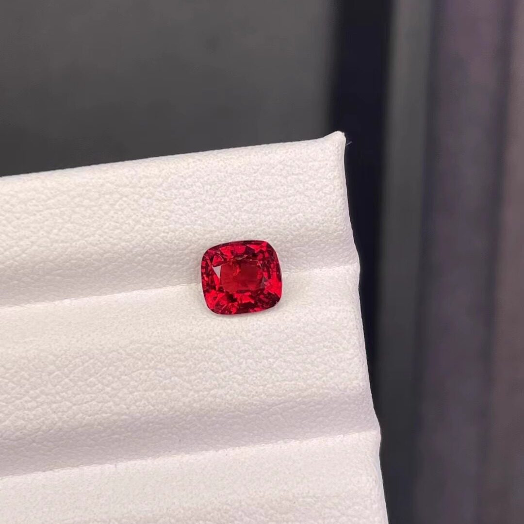 1.05克拉天然缅甸抹谷尖晶石戒面裸石方枕形颜色明亮彩色宝石