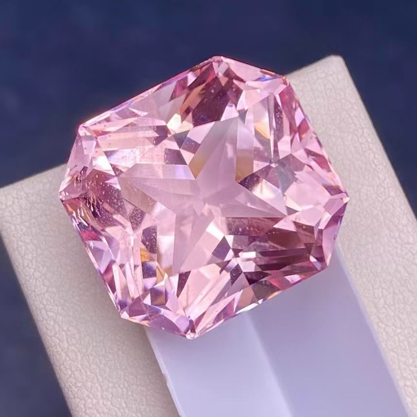 26.13克拉天然粉摩根石裸石戒面