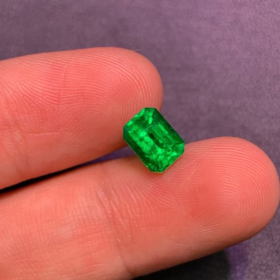 1.35克拉天然哥伦比亚祖母绿裸石