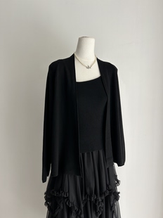 捡漏两件套～早春清冷感上衣 斜领细吊带+气质披肩外套 纯黑百搭