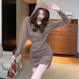 美式连帽卫衣裙2026秋季女装新款修身显瘦个性收腰时尚洋气连衣裙