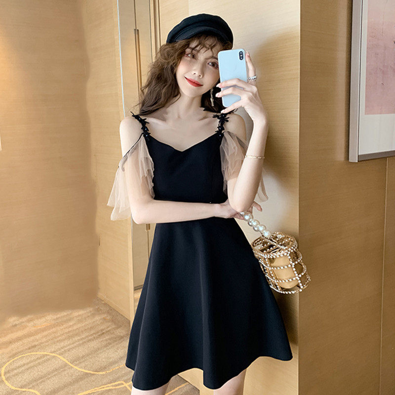 网红吊带裙女2023夏季新款气质显瘦收腰v领网纱拼接露肩a字连衣裙