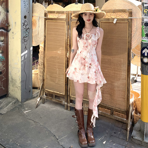 碎花吊带粉色连衣裙短款女夏新款